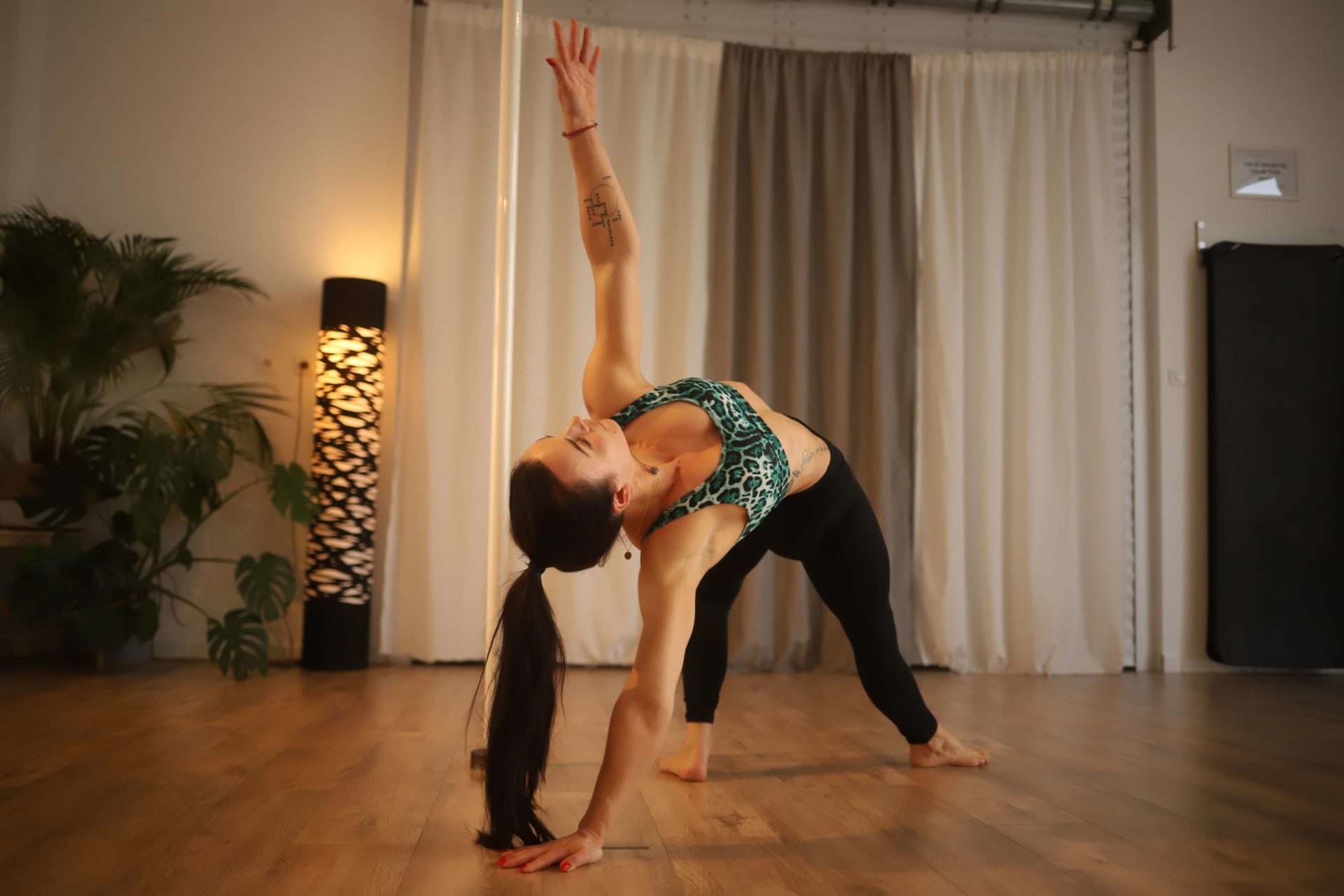 Comment s'entraîner à la pole dance sans barre ? 1